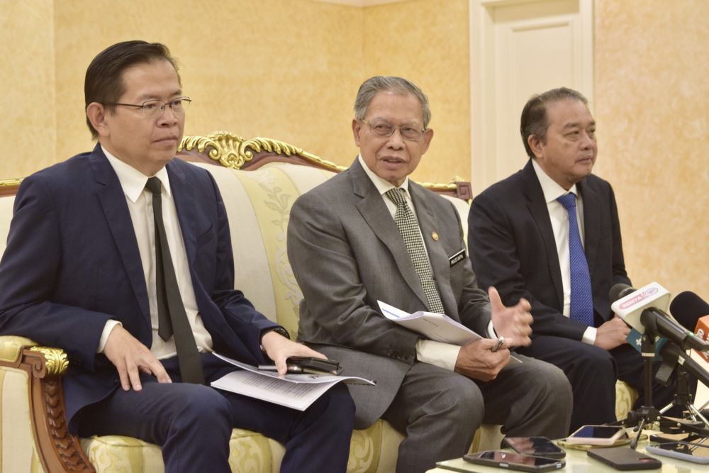 Mustapa diapit Pengarah Unit Perancang Ekonomi Negeri (EPU) Datu Dr Mohammad Abdullah Zaidel dan Pengerusi Perbadanan Pembangunan Ekonomi Sarawak (SEDC) Tan Sri Datuk Amar Abdul Aziz Husain pada sidang media.