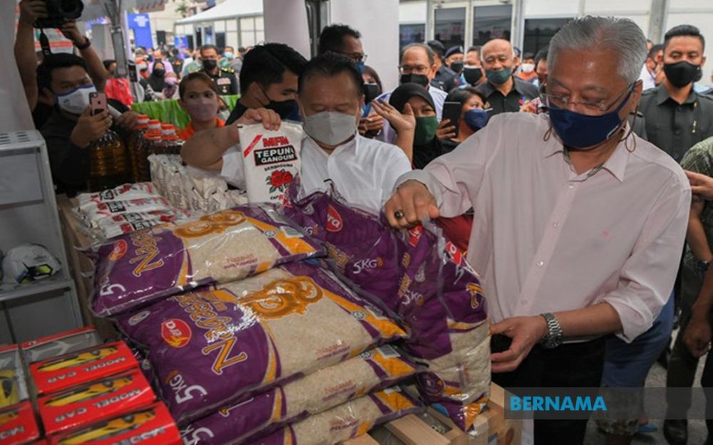 Perdana Menteri Datuk Seri Ismail Sabri Yaakob melawat gerai jualan pada PJKM baru-baru ini. Turut kelihatan, Nanta. - Gambar fail BERNAMA