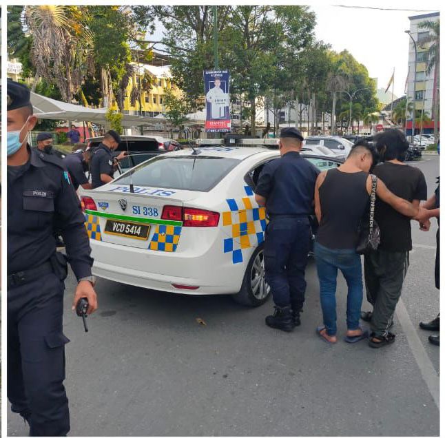 Anggota polis menahan suspek kerana disyaki menggugat ketenteraman awam.