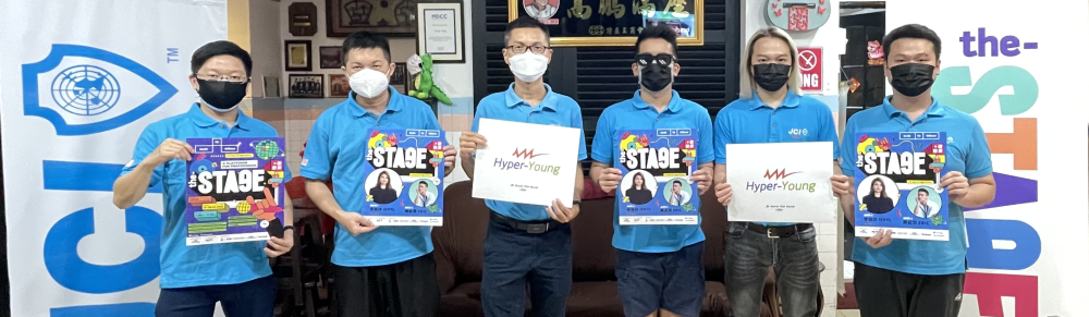 Wong (tiga kanan), Ngu (tiga kiri) serta yang lain ketika menunjukkan poster 'theSTAGE' yang akan diadakan pada 27 dan 28 Mei ini di Rajang Esplanade, Sibu.