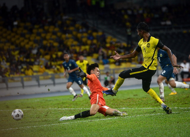 Pemain Malaysia Mohammad Syamer Kutty Abba menewaskan penjaga gol Brunei pada perlawanan persahabatan antarabangsa Malaysia menentang Brunei ketika di Stadium Nasional Bukit Jalil malam tadi. -Gambar Bernama