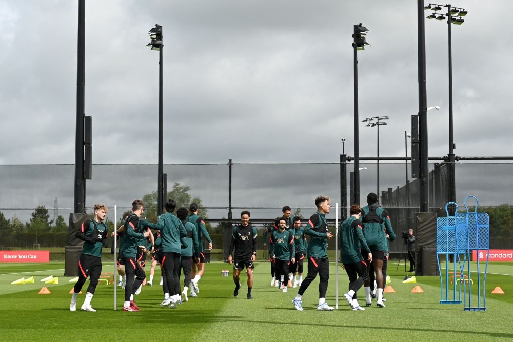 Skuad Liverpool giat menjalani sesi latihan sebagai persiapan untuk perlawanan final Liga Juara-Juara menentang Real Madrid. — Gambar AFP