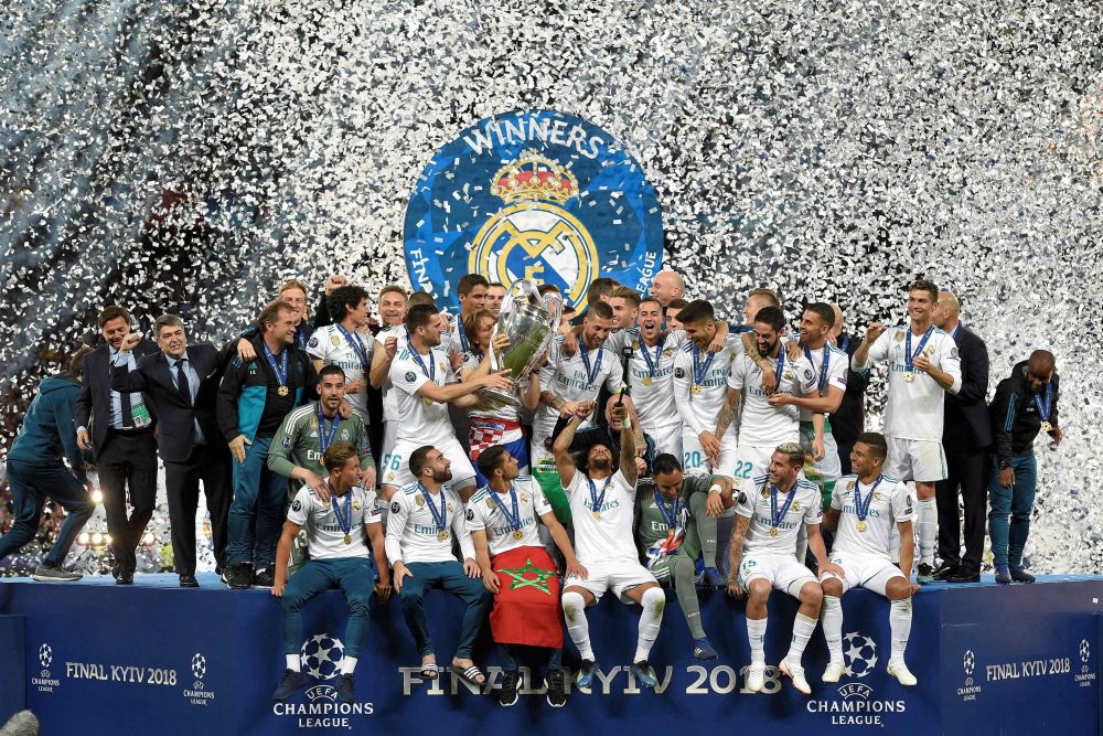 Gambar fail 26 Mei 2018 ini menunjukkan pasukan Real Madrid menjulang trofi kejuaraan selepas memenangi perlawanan final Liga Juara-Juara menentang Liverpool di Stadium Olympic di Kiev, Ukraine. — Gambar AFP