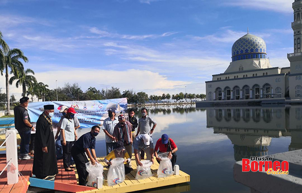  Program pelepasan Benih Ikan di Tasik Masjid Bandaraya Kota Kinabalu dijayakan Ibu Pejabat Perikanan dan Perikanan Sabah.