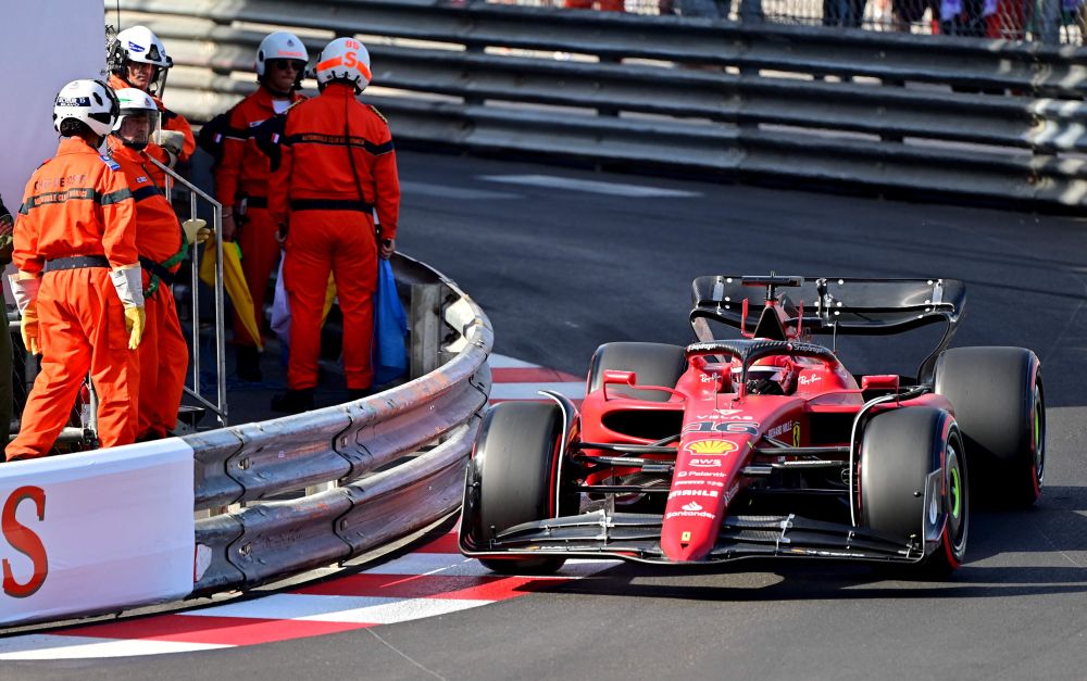 Aksi Leclerc semasa dalam sesi latihan menjelang perlumbaan F1 Grand Prix Monaco di litar jalanan Monaco. — Gambar AFP