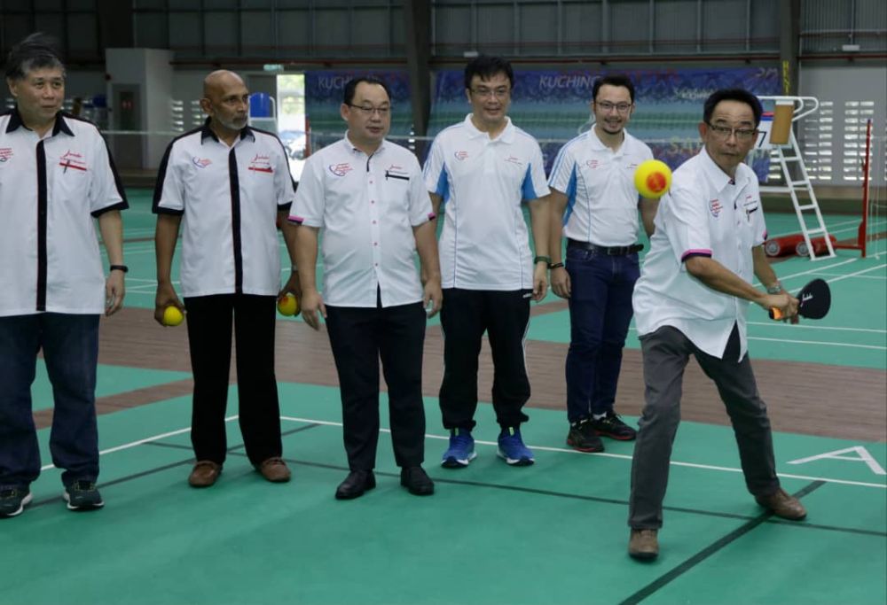 Abdul Karim sedang mencuba sukan Jombola pada perasmian acara tersebut di Dewan Serbaguna, Jalan Stadium di Kuching, hari ini. - Gambar Muhammad Rais Sanusi