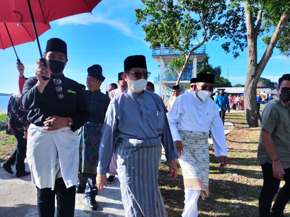 Abang Johari meninjau sekitar kawasan Pantai Belawai selepas merasmikan  Majlis Melanggar Meja Raya Samah Premier Sarawak di Pantai Belawai semalam.