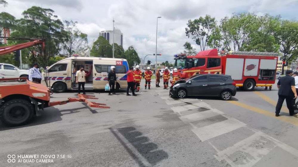 Keadaan kedua-dua kenderaan selepas terlibat dalam kemalangan di lampu isyarat Jalan Tun Ahmad Zaidi Adruce, Kuching hari ini.