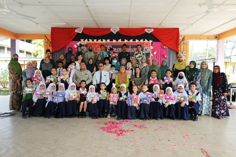 Peserta dan guru bergambar bersama barisan pentadbir sekolah sejurus usai majlis.