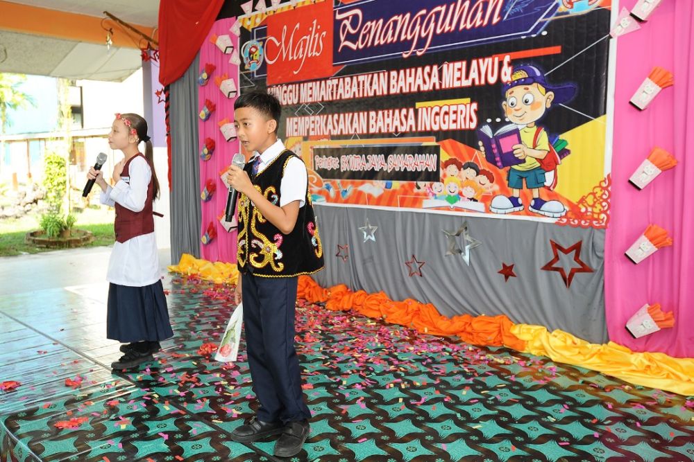 Beatrice dan Jacry Felik menghiburkan penonton dengan dendangan lagu guru tersayang.