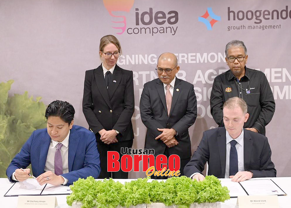  Dr Ronald (berdiri tengah) menyaksikan majlis tandatangan kerjasama dengan Hoogendoorn Growth Management sambil disaksikan oleh Timbalan Duta Belanda ke Malaysia, Eva Oskam.
