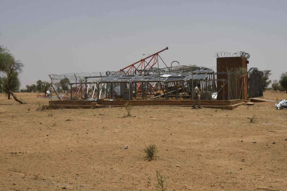 Kelihatan menara antena sebuah syarikat telefon tempatan musnah akibat serangan disyaki angkara pejuang jihad di Gorouol, barat daya Niger berhampiran sempadan dengan Burkina Faso baru-baru ini. — Gambar AFP