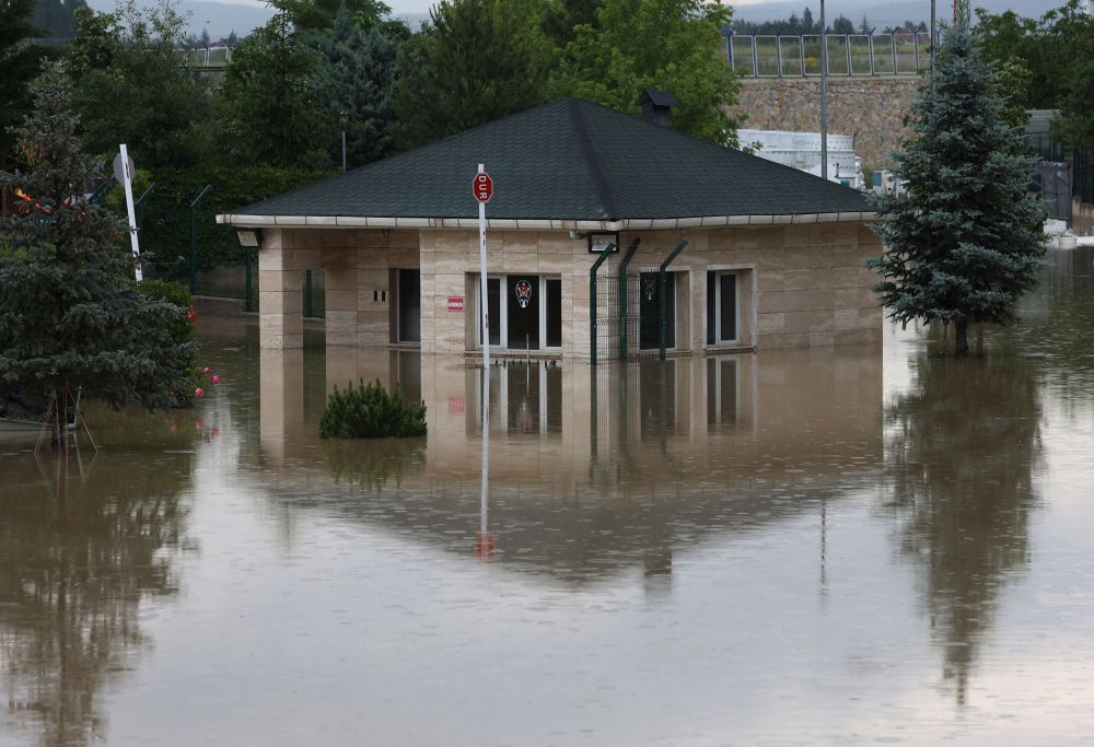 Gambar diambil kelmarin menunjukkan kawasan yang dinaiki air berikutan hujan lebat di daerah Akyurt,  Ankara. — Gambar AFP