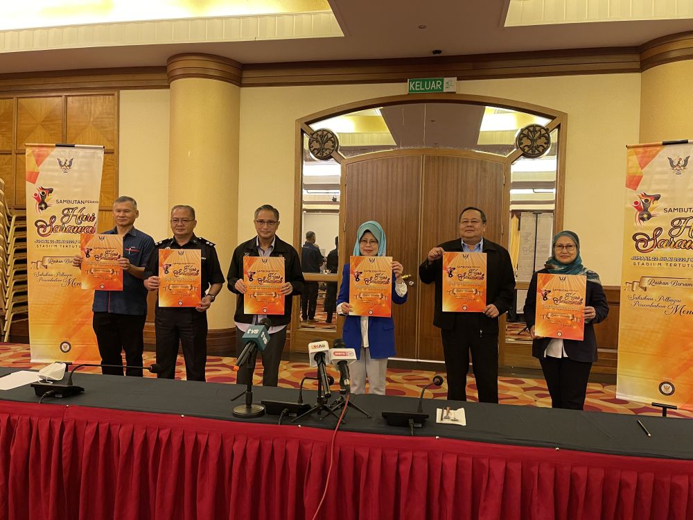 Fatimah enggau ke bukai mandangka poster pengerami ngintu Hari Sarawak 2022.