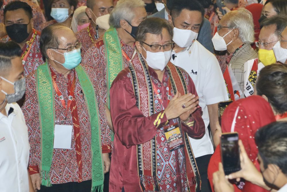 Abang Johari lebuh datai ba pengerami bejadi Aum Besai Parti PBB Sarawak Ke-15, seraya disempulang Uggah enggau sida ke bukai, kemari. -Gambar Muhammad Rais Sanusi