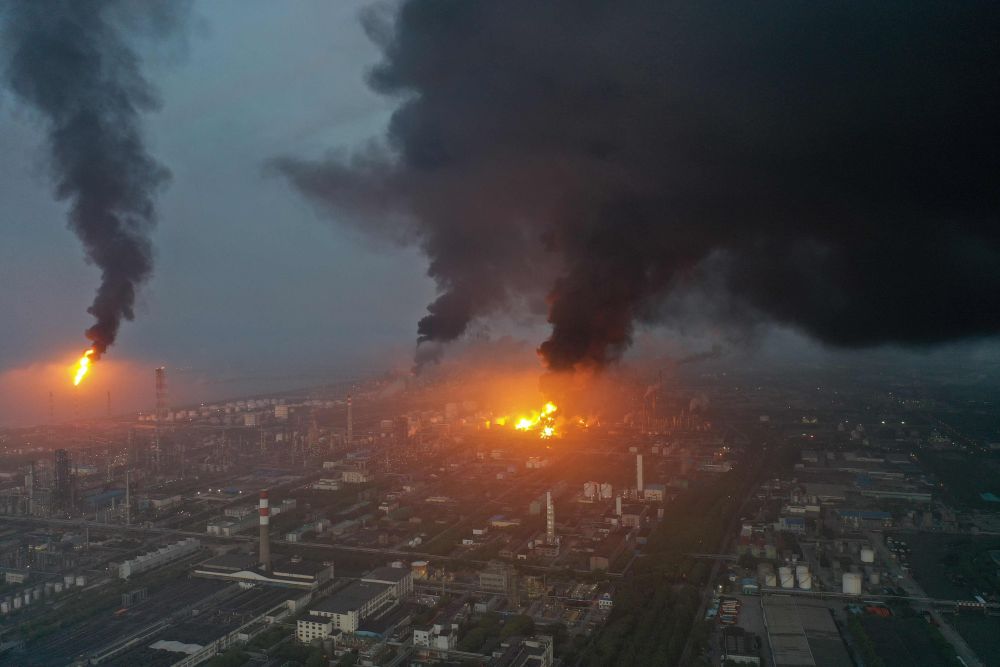 Rakaman gambar dari udara kelmarin menunjukkan kebakaran besar di kilang Sinopec Shanghai Petrochemical di luar daerah Jinshan di Shanghai. — Gambar AFP