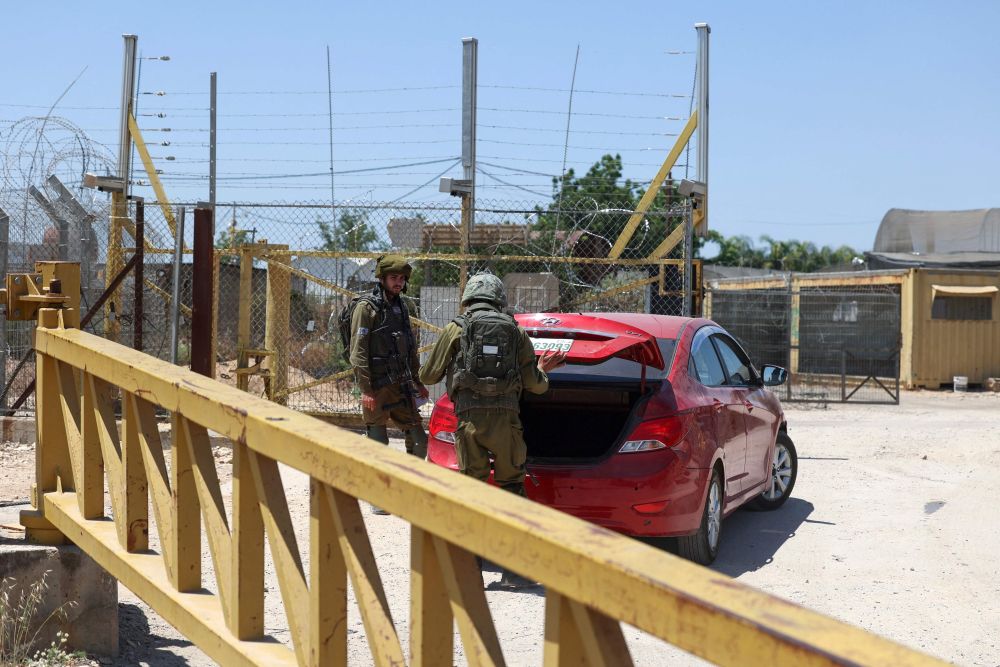 Anggota tentera rejim Israel kelmarin menggeledah sebuah kenderaan di sekatan ketenteraan di mana Ghanem ditembak mati di Qalqilya, Tebing Barat. — Gambar AFP