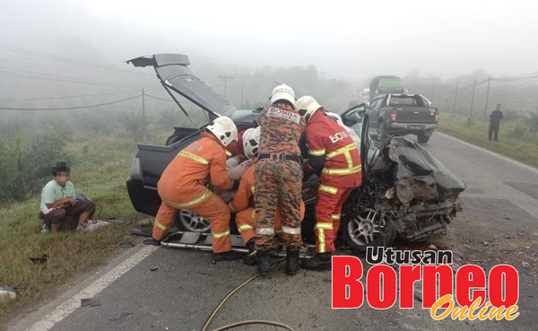  Pasukan bomba berusaha mengeluarkan mangsa yang tersepit dalam kenderaannya.