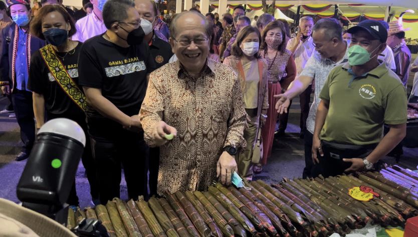 Uggah lebuh ke ngelawa bansal bejual ba Bazar Festival Gawai 2022 di Kuching, malam ensanus. - Gambar Roystein Emmor