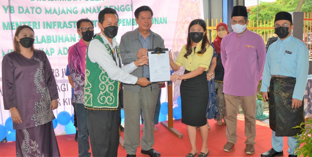 Majang (tengah) dan Marry (tiga kanan) menyerahkan projek RTP kemudahan laluan pejalan kaki berbumbung di SK Kidurong kepada Sintan sambil disaksikan (dari kanan) Abdul Aziz, Zaidi dan tetamu lainnya.