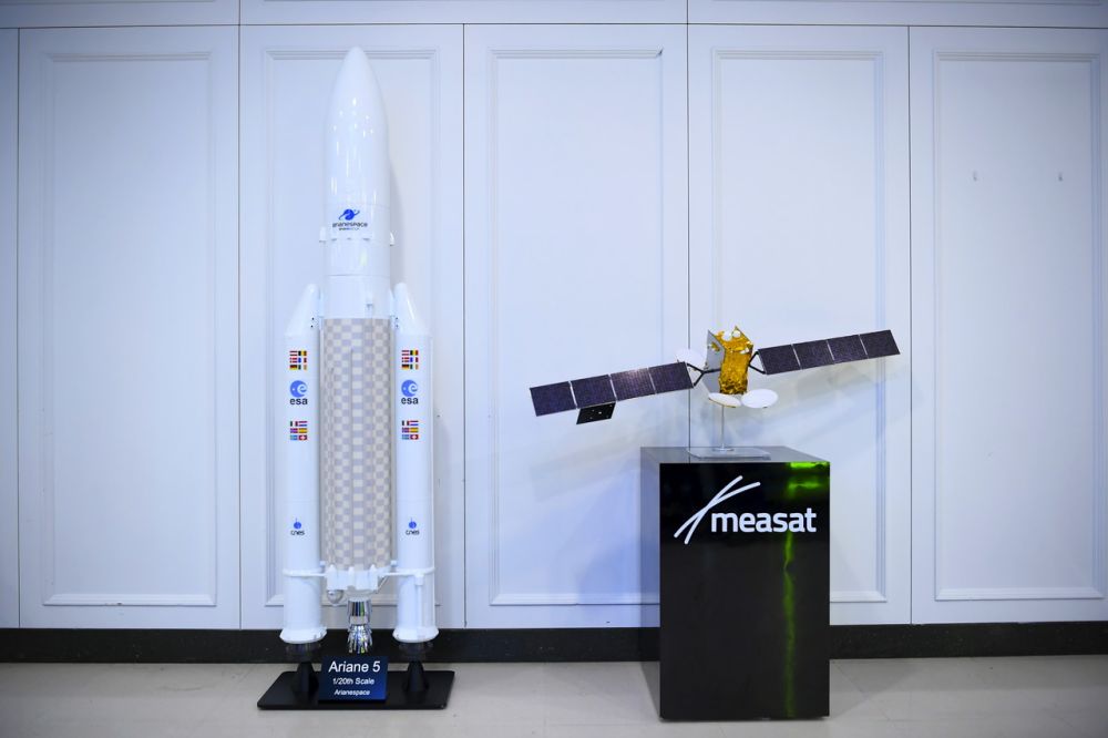Replika Roket Ariane 5 dan replika satelit Measat-3d dipamerkan pada Majlis Pelancaran MEASAT-3d dari Kourou Space Centre, French Guiana di Pusat Dagangan Dunia Kuala Lumpur (WTC-KL) hari ini. - Gambar BERNAMA
