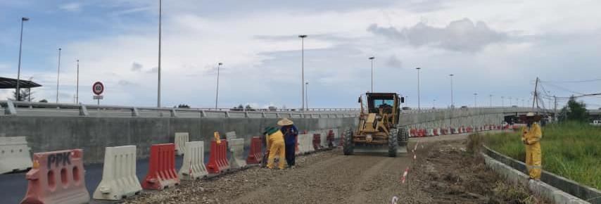 Kerja-kerja pelebaran jalan bagi menyelesaikan jalan susur di bawah persimpangan jejambat Lapangan Terbang Miri.