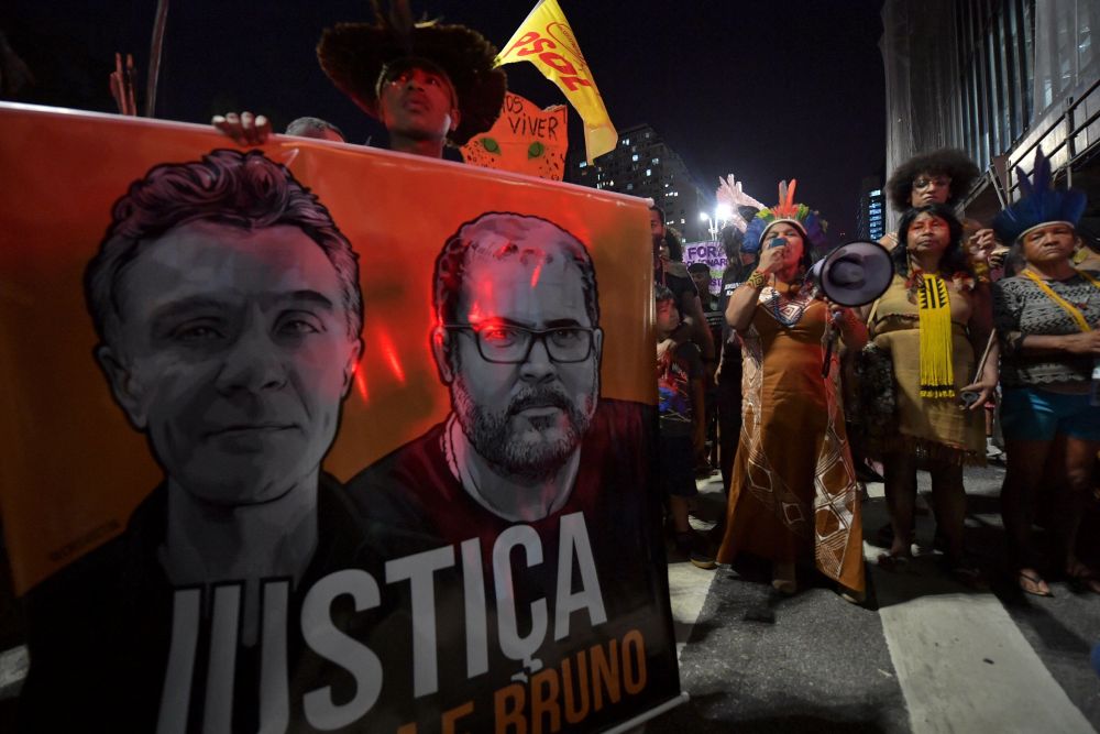 Penduduk peribumi memprotes pembatasan tanah Orang Asli dan pembunuhan wartawan Britain serta pakar peribumi Brazil di Sao Paulo, Brazil kelmarin. — Gambar AFP