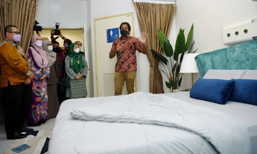  Khairy Jamaluddin meninjau sekitar bilik makmal selepas merasmikan makmal "Sleep Lab" dan Klinik Pakar Hospital Rembau pada Khamis - Gambar BERNAMA