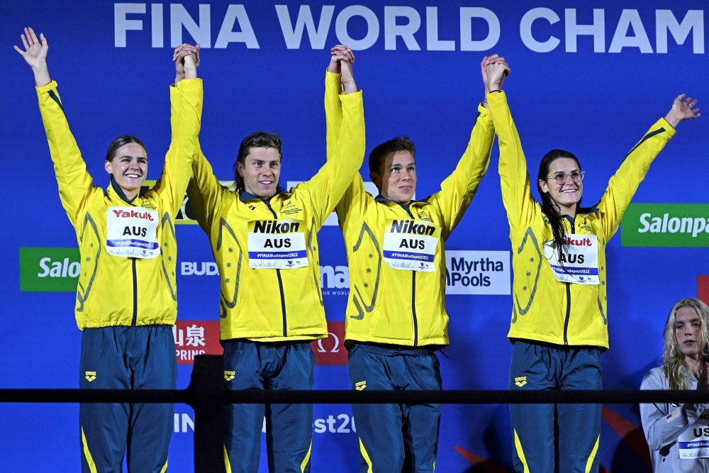 Pemenang pingat perak dari Australia, (dari kiri) Kaylee McKeown, Zac Stubblety-Cook, Matthew Temple dan Shayna Jack berada di atas podium semasa sesi penyampaian pingat pada Kejohanan Akuatik Dunia 2022 di Budapest. — Gambar AFP