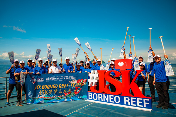  Johnny (baju putih) merakamkan gambar kenangan bersama pasukan JSK Borneo Reef yang akan bertanding pada perlumbaan perahu naga.