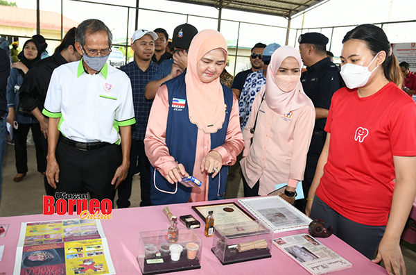  Juliah (dua kiri) melawat pameran pada Majlis program Kesedaran Kanser Anjuran PSKS di Gelanggang Futsal Kampung Penimbawan, Tuaran.