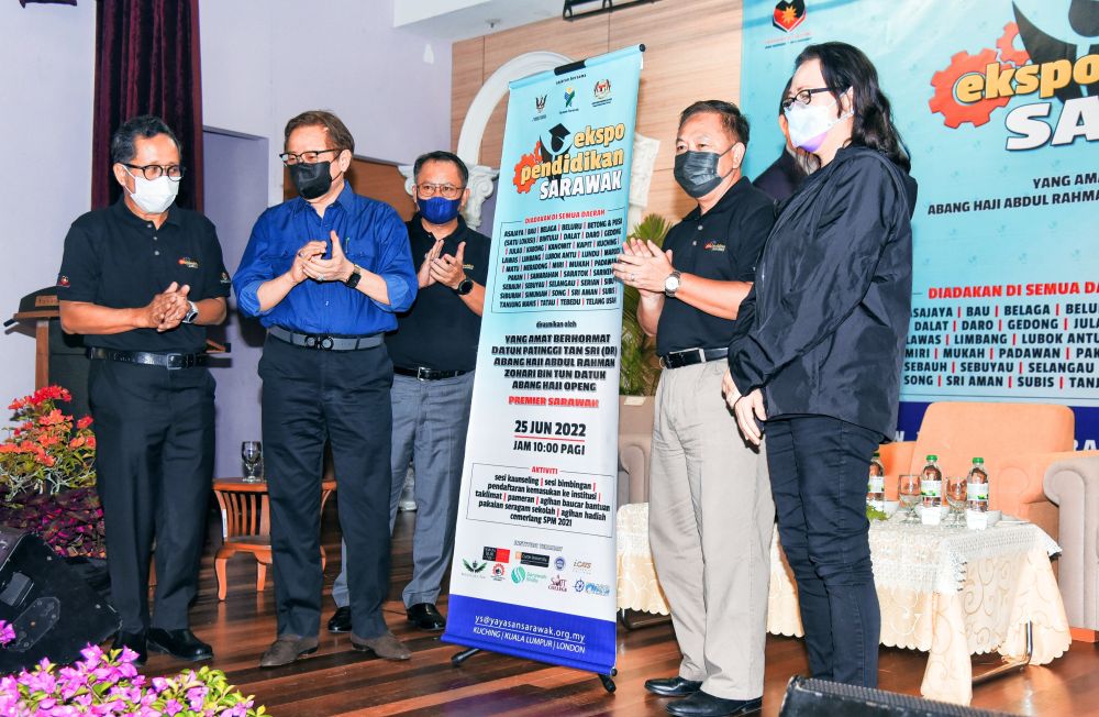 Abang Johari (dua kiri) merasmikan Ekspo Pendidikan Sarawak di Yayasan Sarawak hari ini. Turut kelihatan, Sabariah (dari kanan), Azhar, Abu Bakar dan Mersal (kiri). - Gambar Penerangan