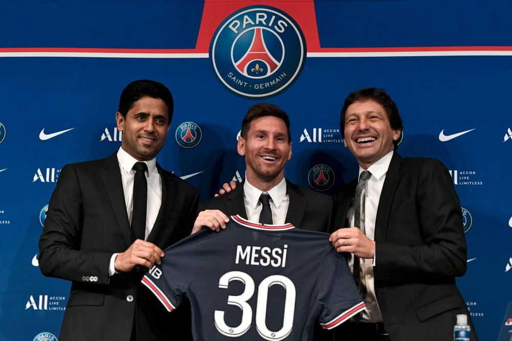 Gambar fail 11 Ogos 2021 ini menunjukkan Nasser Al-Khelaifi (kiri), Messi (tengah) dan Pengarah Sukan PSG, Leonardo Nascimento semasa sidang media di Stadium Parc des Princes di Paris. — Gambar AFP