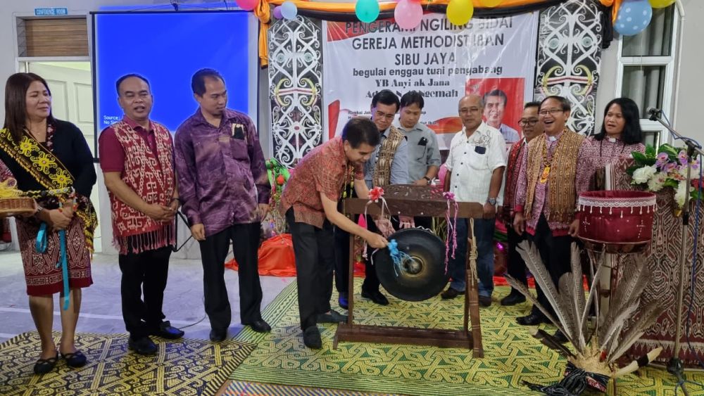 Anyi (empat kiri) memalu gong simbolik Majlis Ngiling Bidai Gereja Methodist Iban Sibu Jaya Tahun 2022, malam Jumaat.