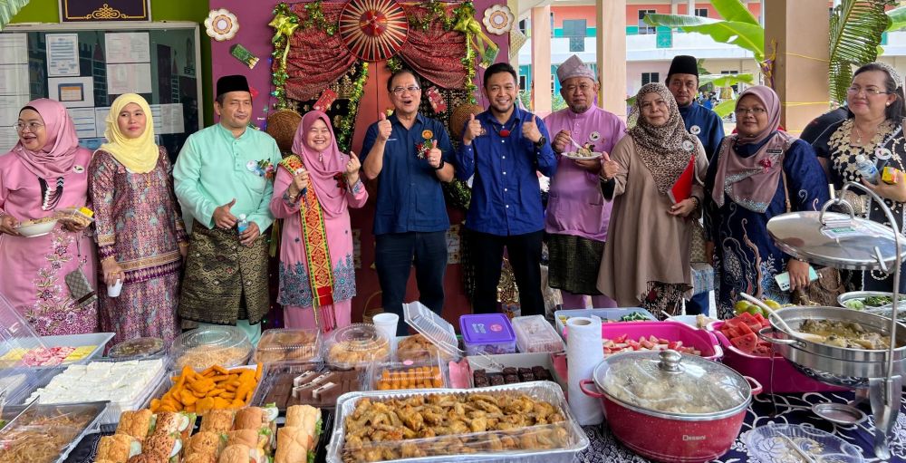 Johnny (enam kanan), Arbah, Sabri (empat dan tiga kiri) serta tetamu dan guru memperlihatkan keceriaan dan tanda bagus terhadap penganjuran RIMUP serta turut disajikan dengan pelbagai juadah makanan.