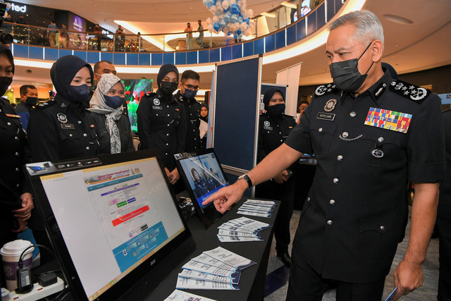 Acryl Sani melawat gerai yang terdapat pada majlis perasmian Kempen Anti-Scam Polis Diraja Malaysia (PDRM) ‘Let’s Fight Scammer Together’ hari ini. - Gambar BERNAMA 