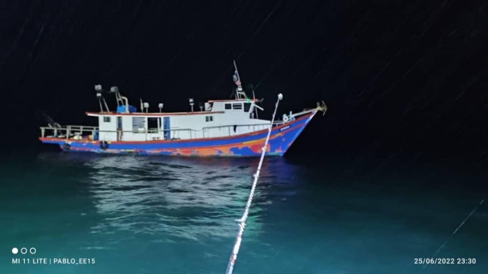 Bot yang digunakan oleh 12 mangsa mengalami kebocoran dan hampir tenggelam pada jarak lebih kurang 14 batu nautika barat laut Pulau Satang, di sini malam tadi.