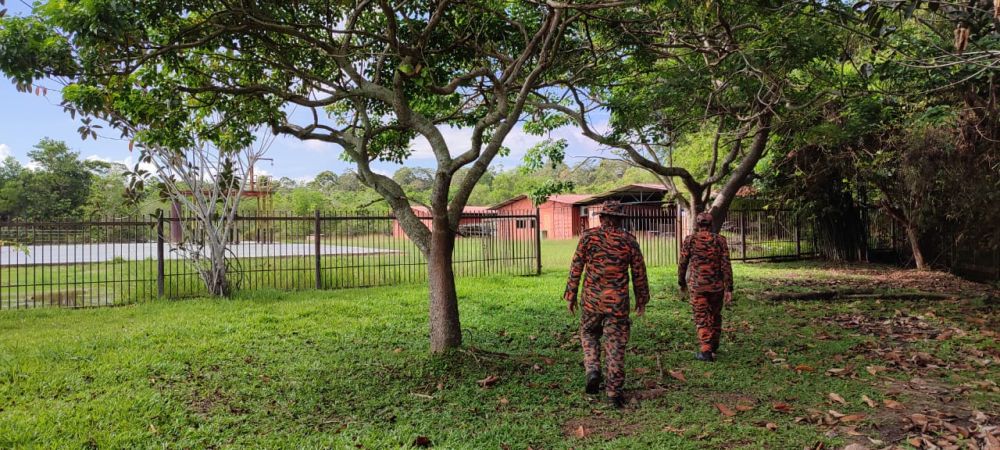 Anggota BBP Lopeng membantu mencari lelaki warga emas yang hilang. 