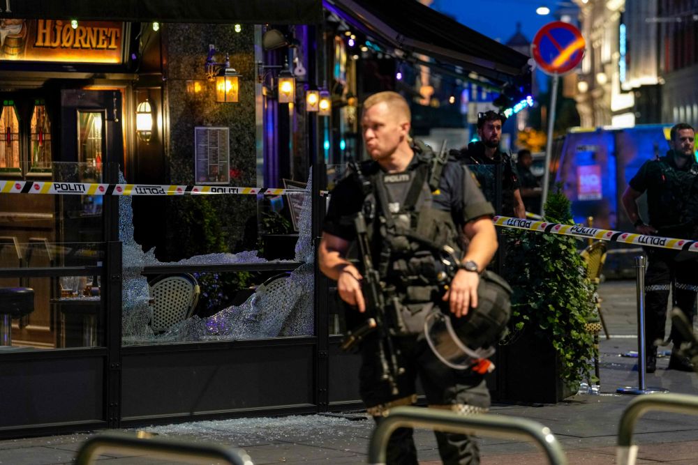  Anggota polis dilihat berkawal di jalan raya di tengah Oslo, Norway semalam selepas kejadian tembakan di sebuah kelab malam mengorbankan dua nyawa dan menyebabkan beberapa orang lagi cedera. — Gambar AFP