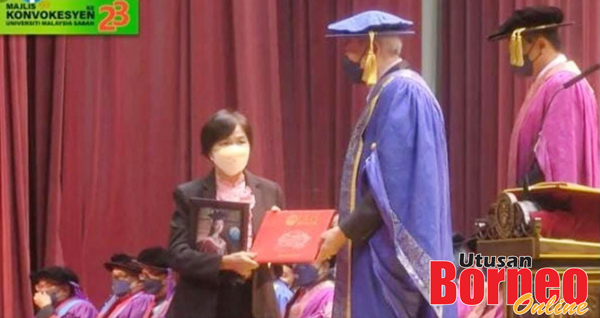  Cheng mewakili mendiang anaknya menerima skrol PhD daripada Tun Juhar.