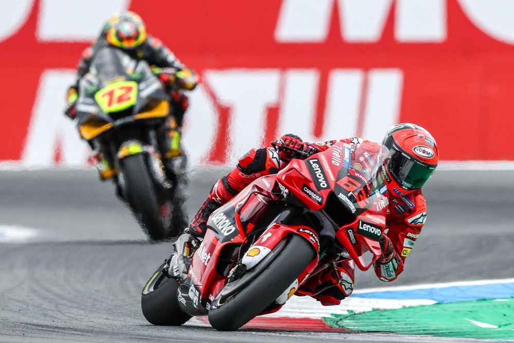 Bagnaia (kanan) mendahului Marco Bezzecchi pada perlumbaan MotoGP Belanda di litar TT Assen, kelmarin . - Gambar AFP