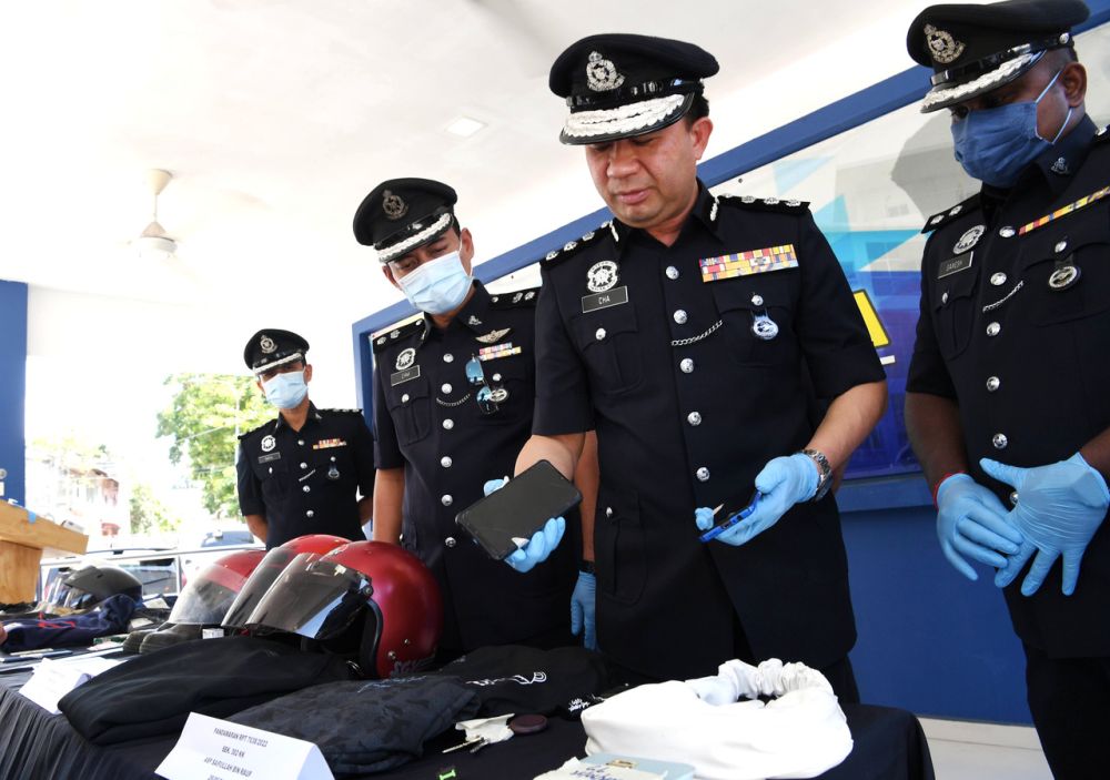 Cha menunjukkan barangan yang dirampas dalam kes bunuh melibatkan mangsa seorang pelajar perempuan berumur 16 tahun pada sidang media di Ibu Pejabat Polis Daerah Klang Selatan, hari ini. - Gambar BERNAMA