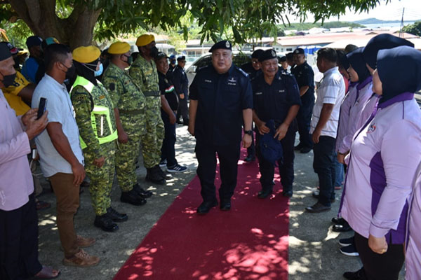  Idris (tengah) tiba untuk menyempurnakan Program Outreach Community Policing di Pekan Karakit Pulau Banggi Kudat.