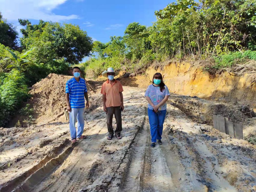 (Dari kiri) Chong Kong Fui, Kapitan Chong Boon Seng dan Esther Wong meninjau projek bina semula Jambatan Kampung Middle Tukau.