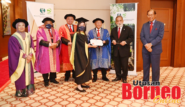  Suet Enn menerima anugerah tersebut yang disampaikan oleh Pro-Canselor UMS, Tan Sri Azman Hashim.