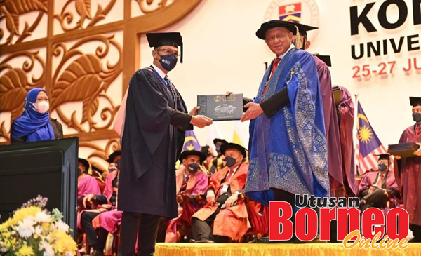  Azman menyampaikan skrol ijazah kepada graduan UMS.