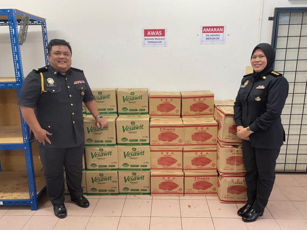  Stok minyak masak yang dirampas KPDNHEP Cawangan Bintulu dari sebuah premis di Bintulu pada Ahad.