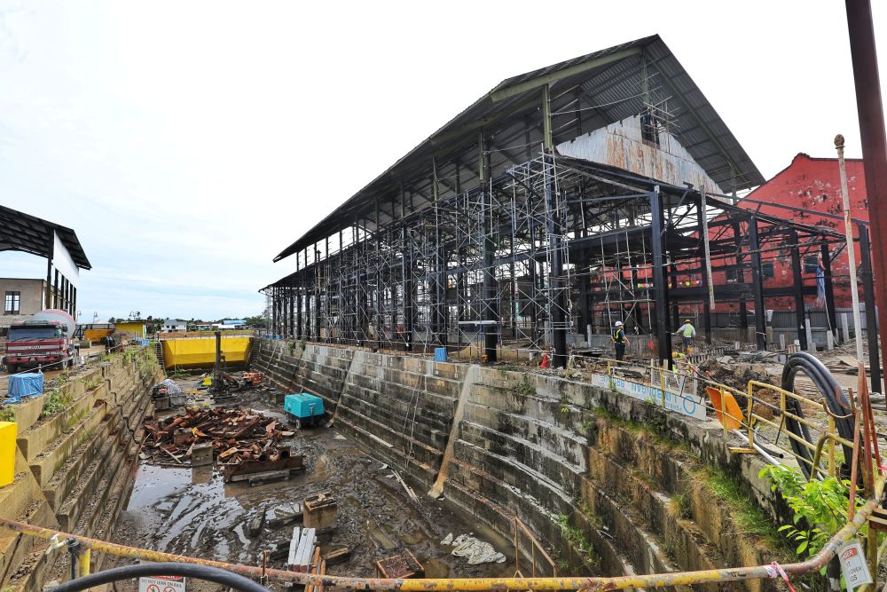 Kerja-kerja pengubahsuaian Limbungan Brooke di tebing Sungai Sarawak di Jalan Market, Kuching dalam proses pembinaan dan dijangka siap penghujung tahun. - Gambar Chimon Upon