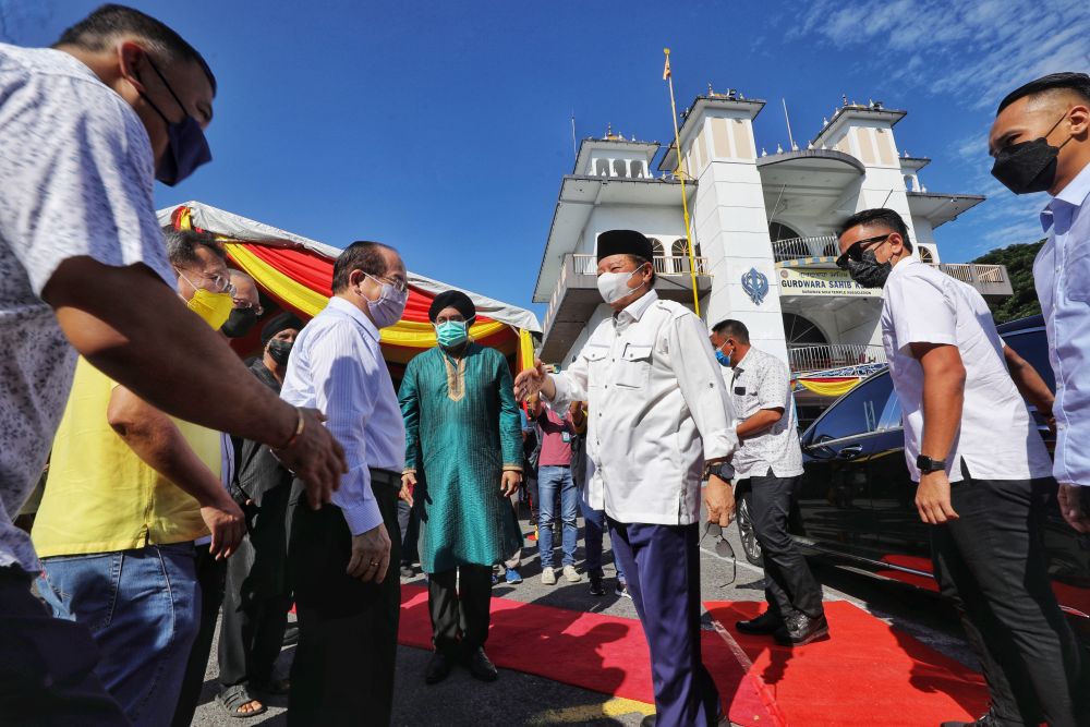 Abang Johari tiba bagi majlis pecah tanah pembesaran Kuil Sikh di Jalan Masjid, Kuching hari ini. - Gambar Chimon Upon