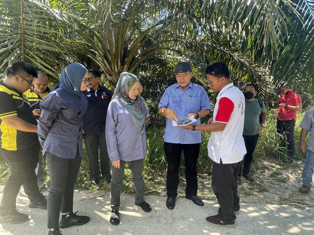 Billy (dua kanan) bersama wakil dari JTS dan JKR semasa mengadakan lawatan tapak untuk pembinaan jambatan di Kampung Selampit.